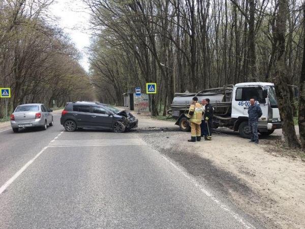 На Ставрополье водовоз протаранил иномарку, пострадала автоледи